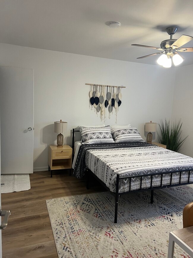 Building Photo - 2530 Rolling View Dr SE Unit 1 Bedroom #C Rental
