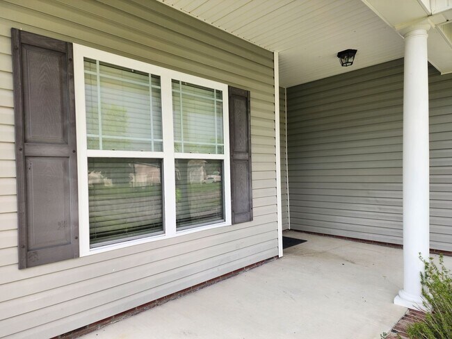 Photo - 3 Bedroom home with an upstair bonus room located in Swansboro. Showings Available!