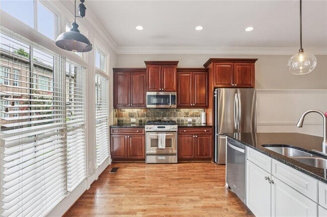 Photo - 805 Highland Green Way NE