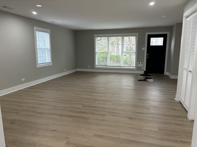 Photo - 318 Shabbona Dr