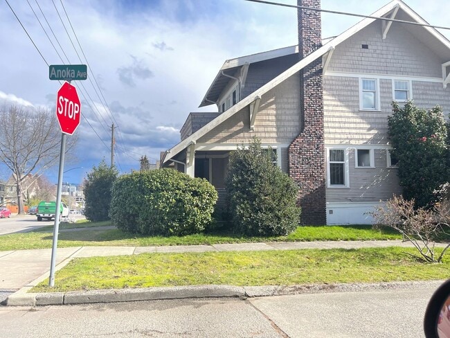 Photo - Large home/3bed 3 bath with bonus/office room just outside of PSNS and close to Bremerton Ferry