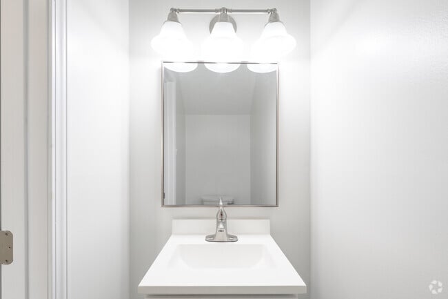 2BR, 2BA - 1,000SF - Bathroom 2