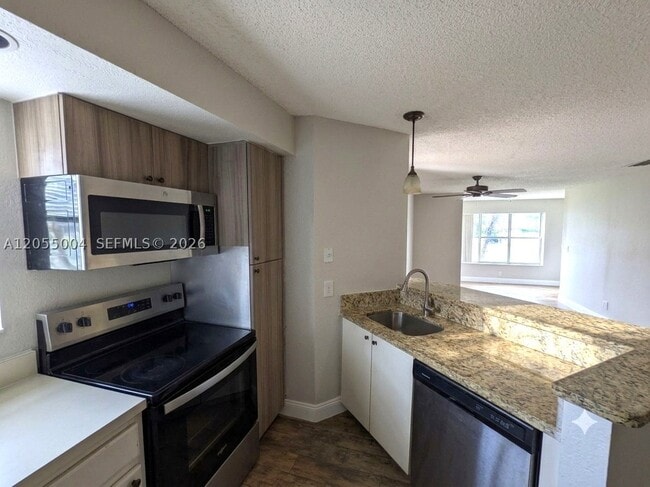 Building Photo - 3430 Pinewalk Dr N Unit 617