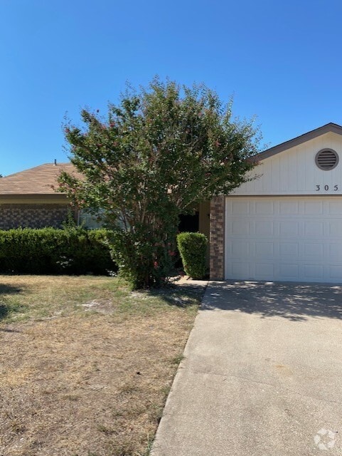 Building Photo - 305 Bronc Dr Rental