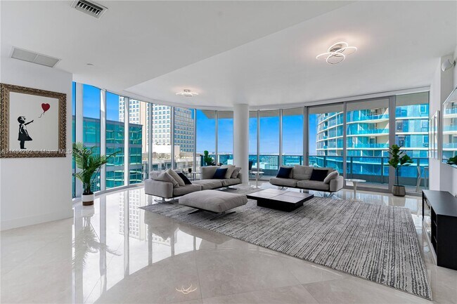 Building Photo - 200 S Biscayne Blvd Unit 5001 Rental