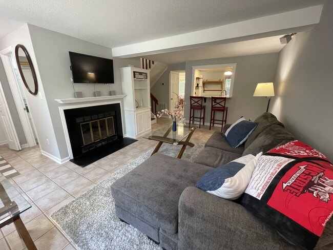 Sala de estar con chimenea de leña en funcionamiento. - 4204 Whistler Ct