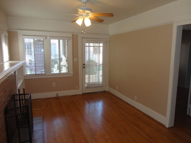 Photo - Two Bedroom One Bath Cottage with Hardwood Floors and Patio! Move in Special $1000 off 1st Month'... Unidad 3359