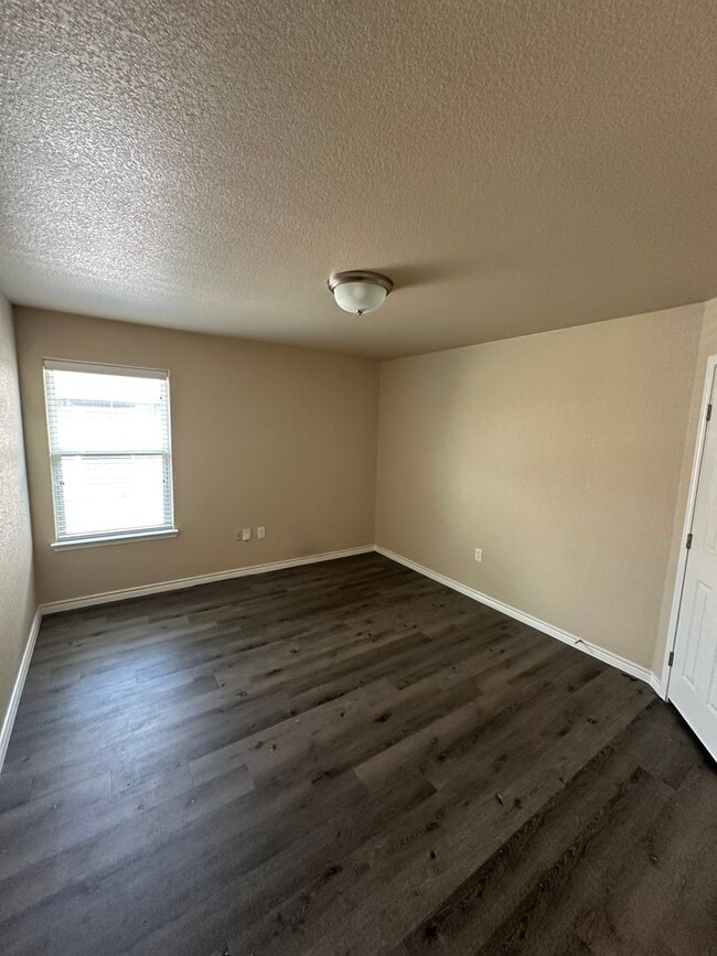 Photo - AVAILABLE NOW! - 2 WEEKS FREE (SECTION 8 A...