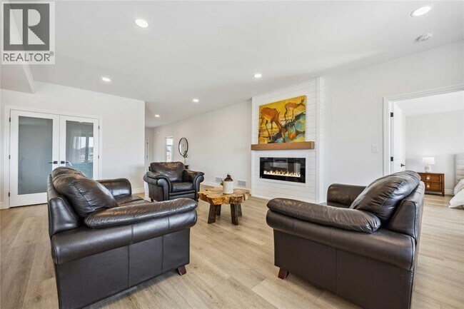 Photo - 640 Sweetbay Cres