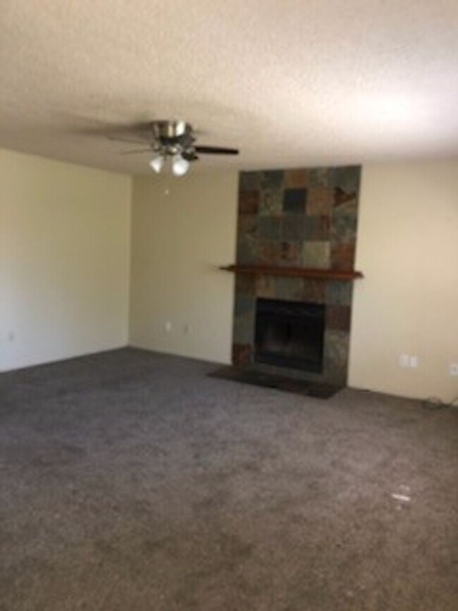 Modesto, 3 bedroom 2 bathroom with a 2 car... House House Rental in