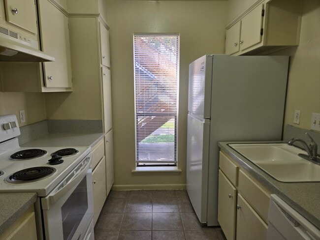 Photo - 2408 Bandera Dr Unit B