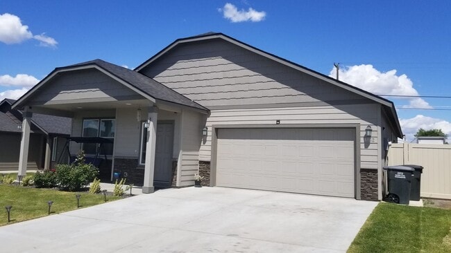 Building Photo - 3 Bedroom Home for Rent!