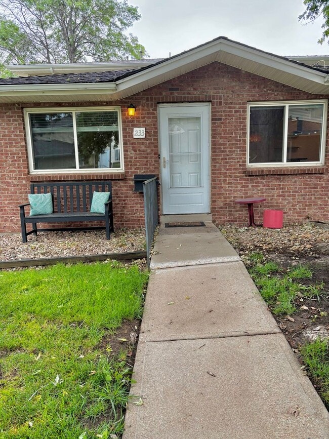 Building Photo - Beautifully Updated 2-Bedroom Townhome in ...