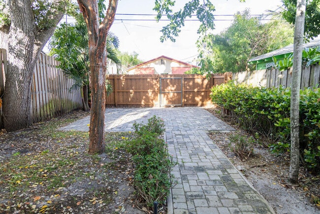 Photo - 313 N M St