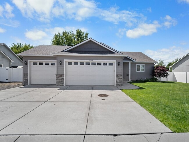 Photo - Beautiful home 5MILE/Big Yard & Garage