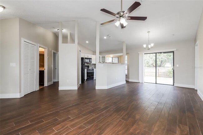 Photo - 1515 Kestrel Way