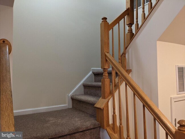 Photo - 625 Village Ct
