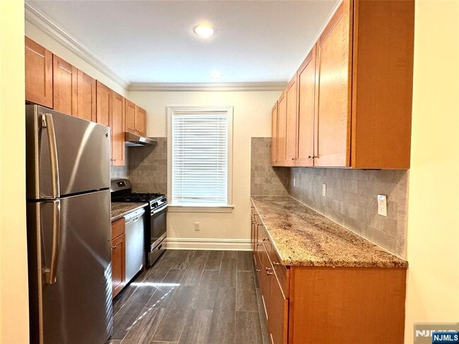 Building Photo - 855 Broad Unit 3
