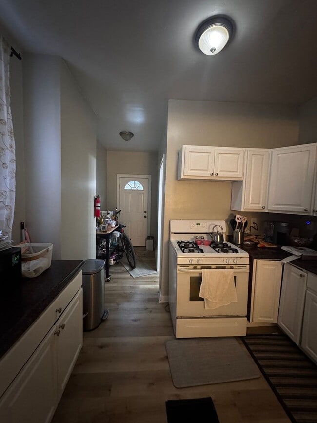 Building Photo - 4 Bed, 2 Bath in Oakland- Available Aug 1- Pitt Off Campus Housing