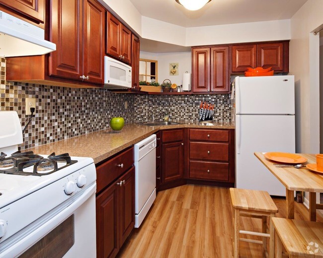 Kitchen - Lindenwood Apartments