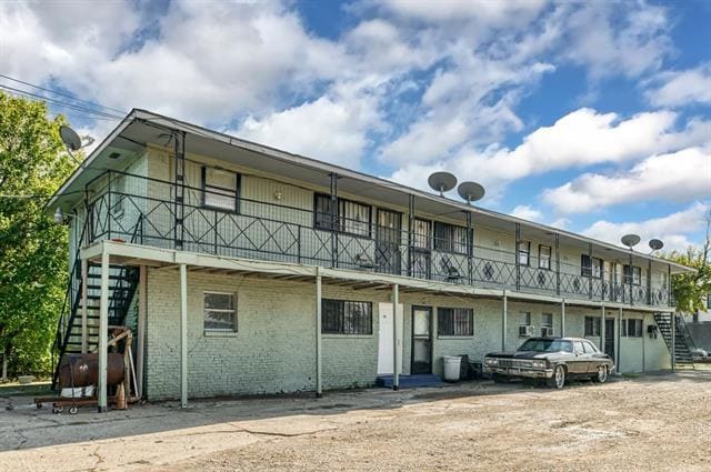 Building Photo - 2408 Meyers St Unit 104