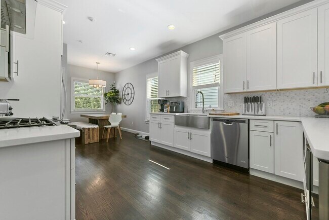Photo - 349 Meridian St Unidad 3