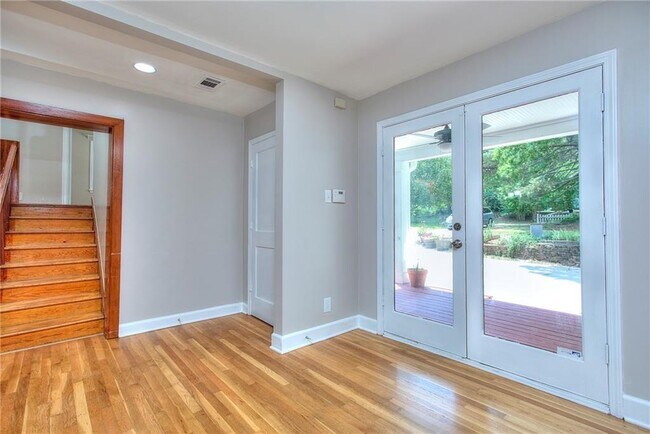 Photo - 2067 Brockett Rd