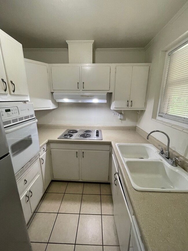 Photo - Spacious 2BR/1BA apartment off South Milledge Ave! Available now!
