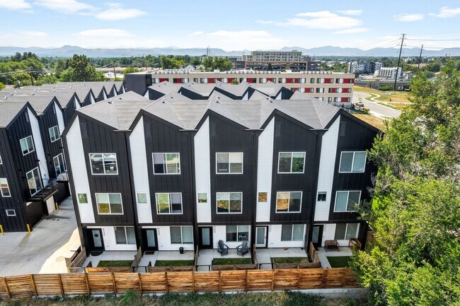 Photo - Gorgeous 3 bedroom, 4 bathroom townhome mi...