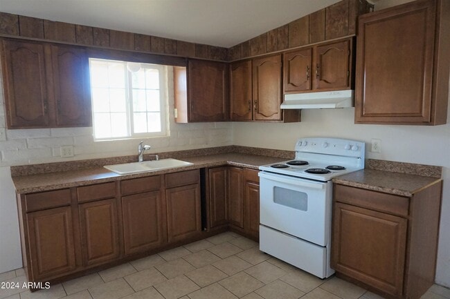 1052 Chaparral Cir