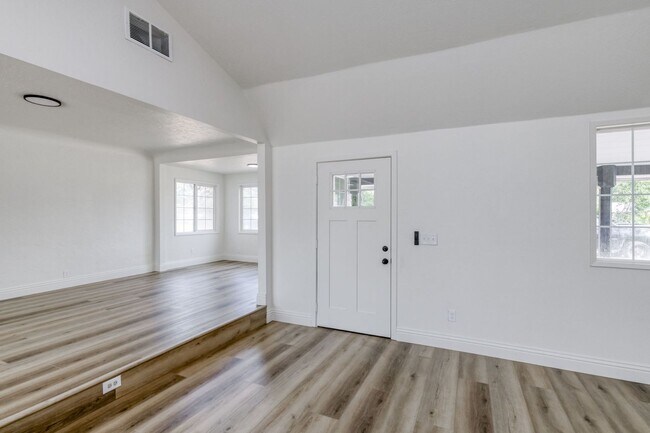 Photo - ? For Rent – Beautifully Updated 3 Bedroom...