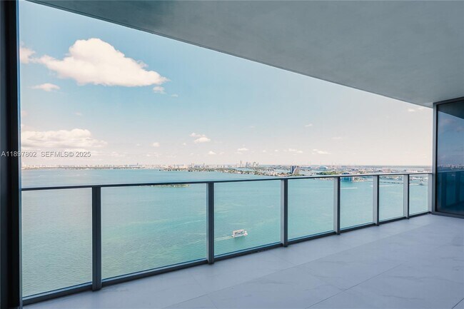 Building Photo - 700 NE 24th St Unit 2603