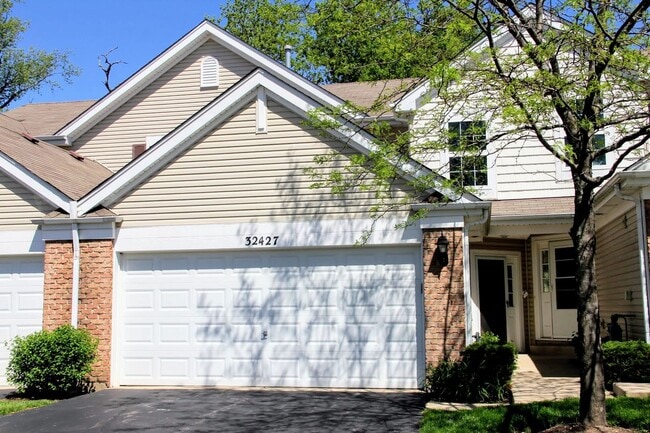 Building Photo - 2 Bedroom Lakemoor Townhome!