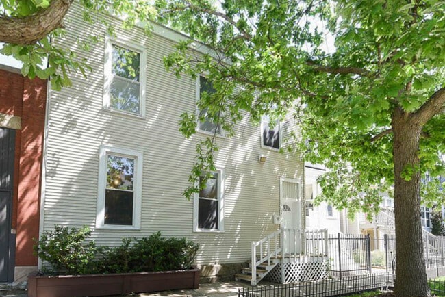 Building Photo - 1834 W Henderson St Unit J02P