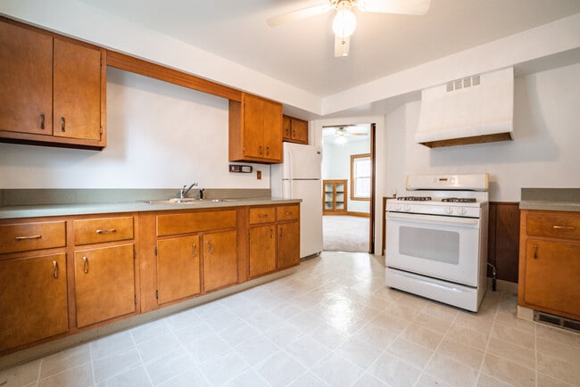 Photo - 2085 Marlowe Ave