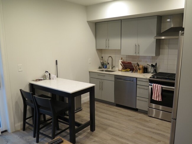 Building Photo - 233 W 3rd St Unit 1 Rental