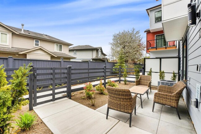 Building Photo - Spacious 4 bed 3.5 Bed Townhome in Panorama Ridge Unit 10