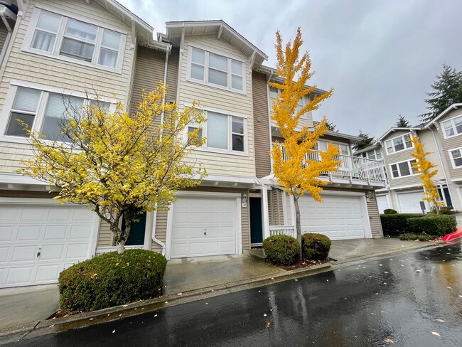 Building Photo - Bellevue Townhome! 2 Bedroom 2.5 Bathroom!...
