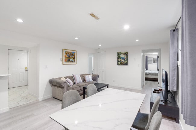 Building Photo - 2596 E 18th Ave Unit ID1316306P