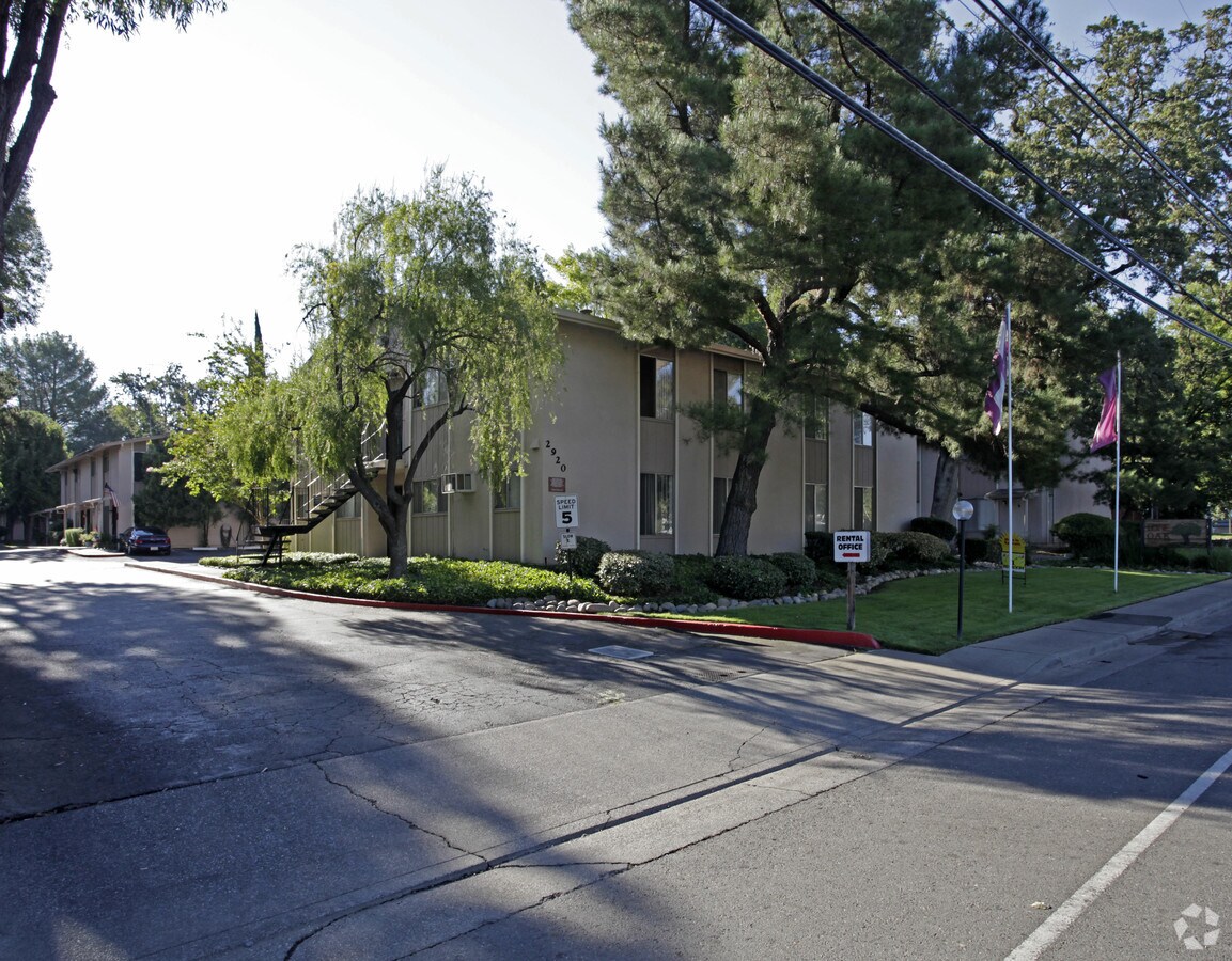 Photo - Lone Oak Apartments
