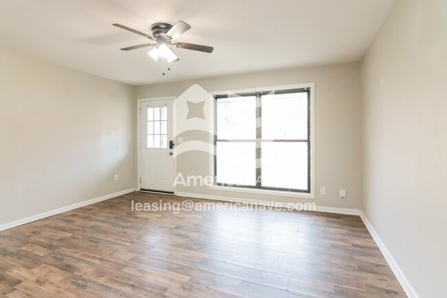 Photo - 856 Barklay Way