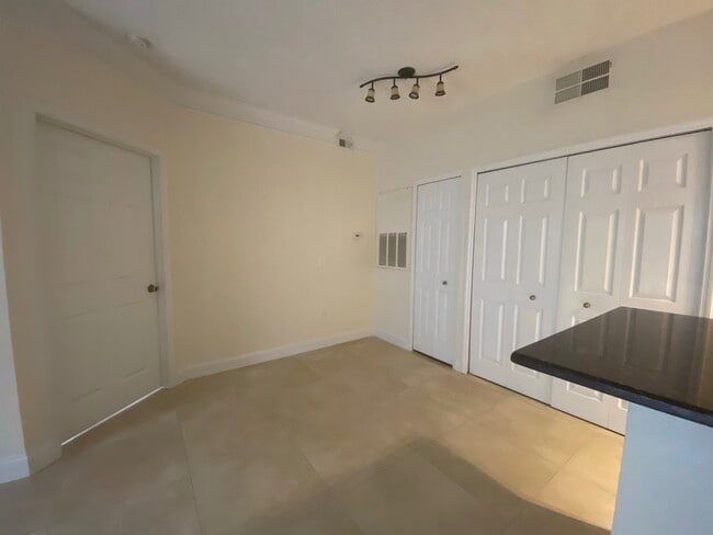 Building Photo - 8300 Elm Park Dr Unit 7111