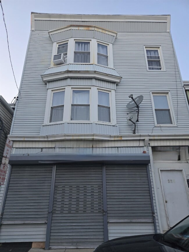 Building Photo - 328 Cross St Unit 2