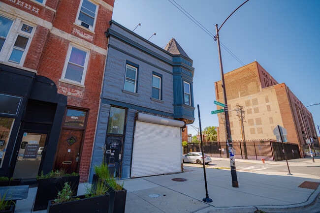 Building Photo - 1024 N Western Ave Unit 2