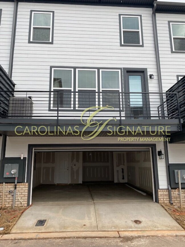 Building Photo - Fantastic 3BR/2.5BA Townhome located in Th...