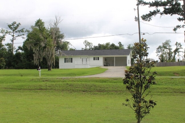 Photo - Executive 3 Bedroom / 2 Bath Home in Marianna, Florida
