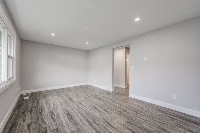 Photo - 3 Bed / 1 Bath in Chatham – $1,899 + Utilities/month + Parking Included Unit 4