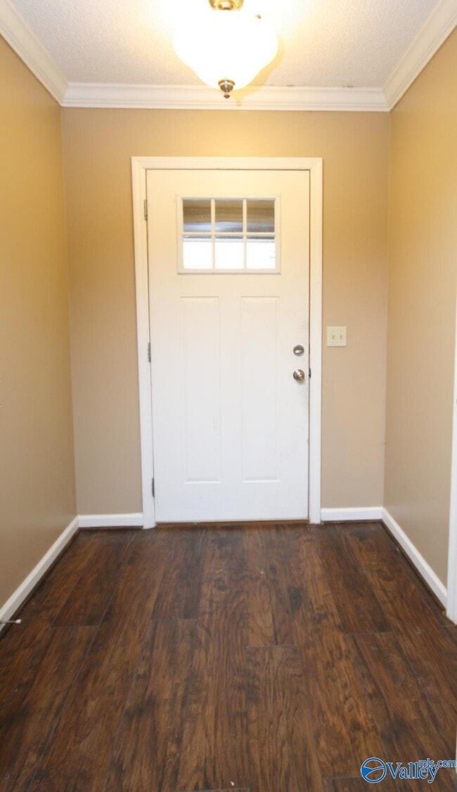 Photo - 104 Hollington Dr NE