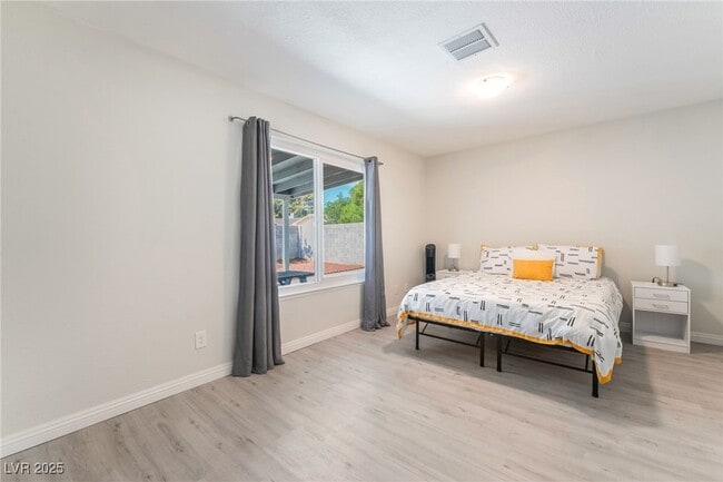 Photo - 3209 Kings Way