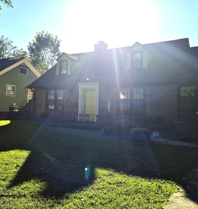 Building Photo - MOVE-IN SPECIAL 1/2 OFF 1ST MONTH'S RENT!!